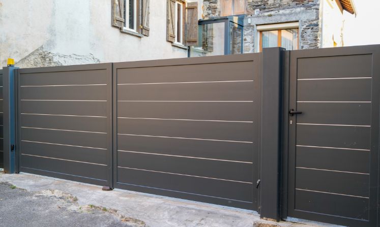 Manuelles Einfahrtstor aus Metall